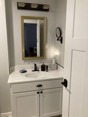 Een douche, een haardroger, handdoeken, zeep