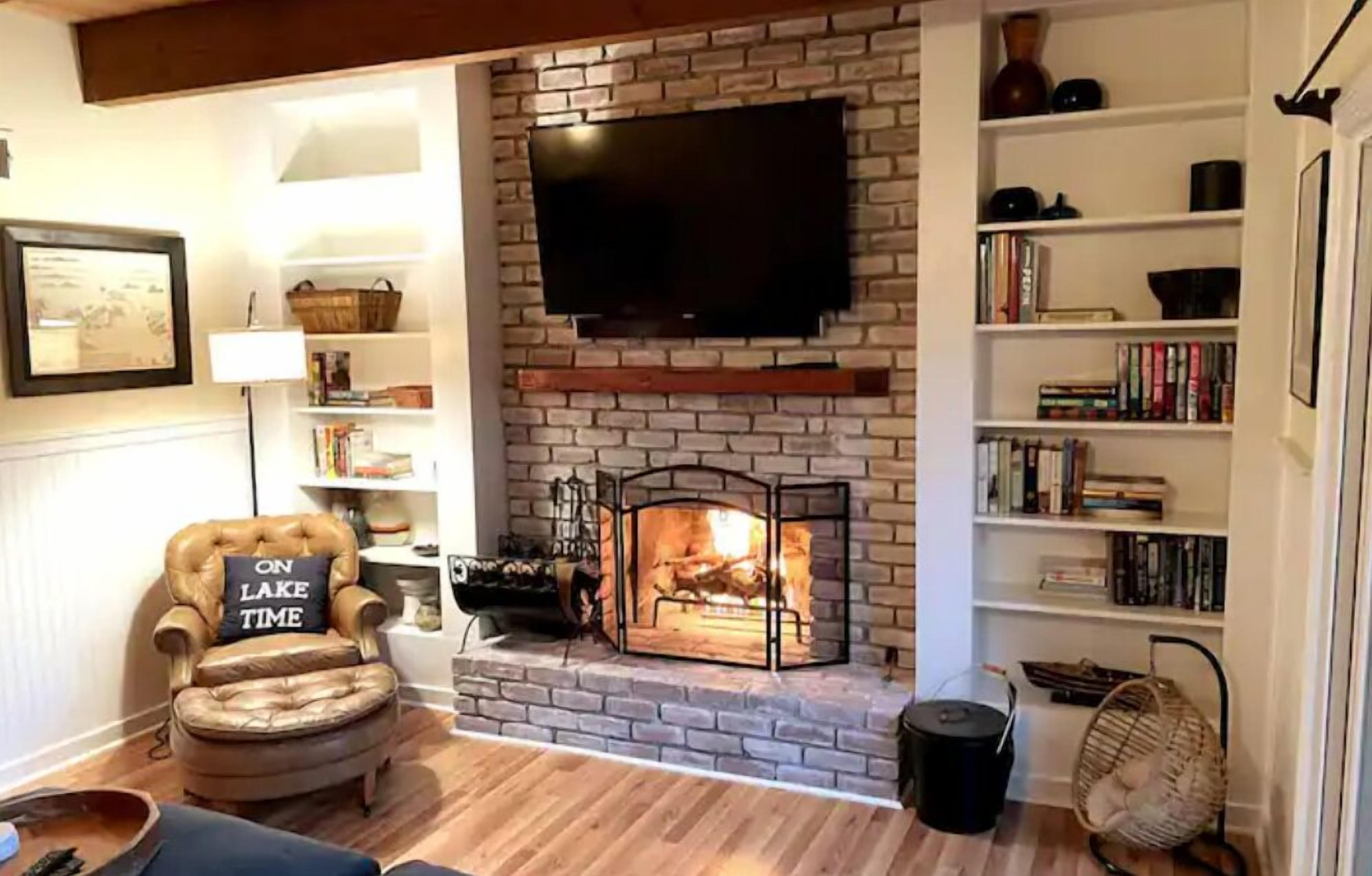 Hillside Hideaway w/ Hot Tub! - Lake Arrowhead, CA