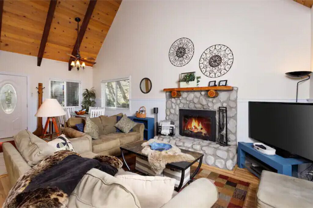 Hillside Hideaway w/ Hot Tub! - Lake Arrowhead, CA