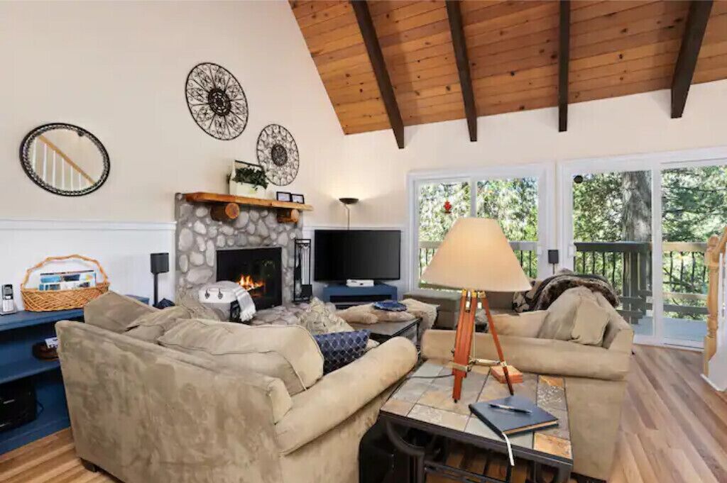 Hillside Hideaway w/ Hot Tub! - Lake Arrowhead, CA