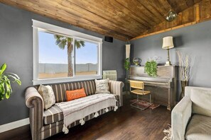 TV - Foxy Flats · Hidden Desert - Luxurious home in Joshua Tree (Joshua Tree)