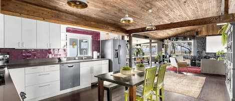 Refrigerador, microondas, horno, placa de cocina