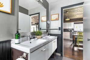 Fridge, microwave, oven, stovetop - Foxy Flats · Hidden Desert - Luxurious home in Joshua Tree (Joshua Tree)