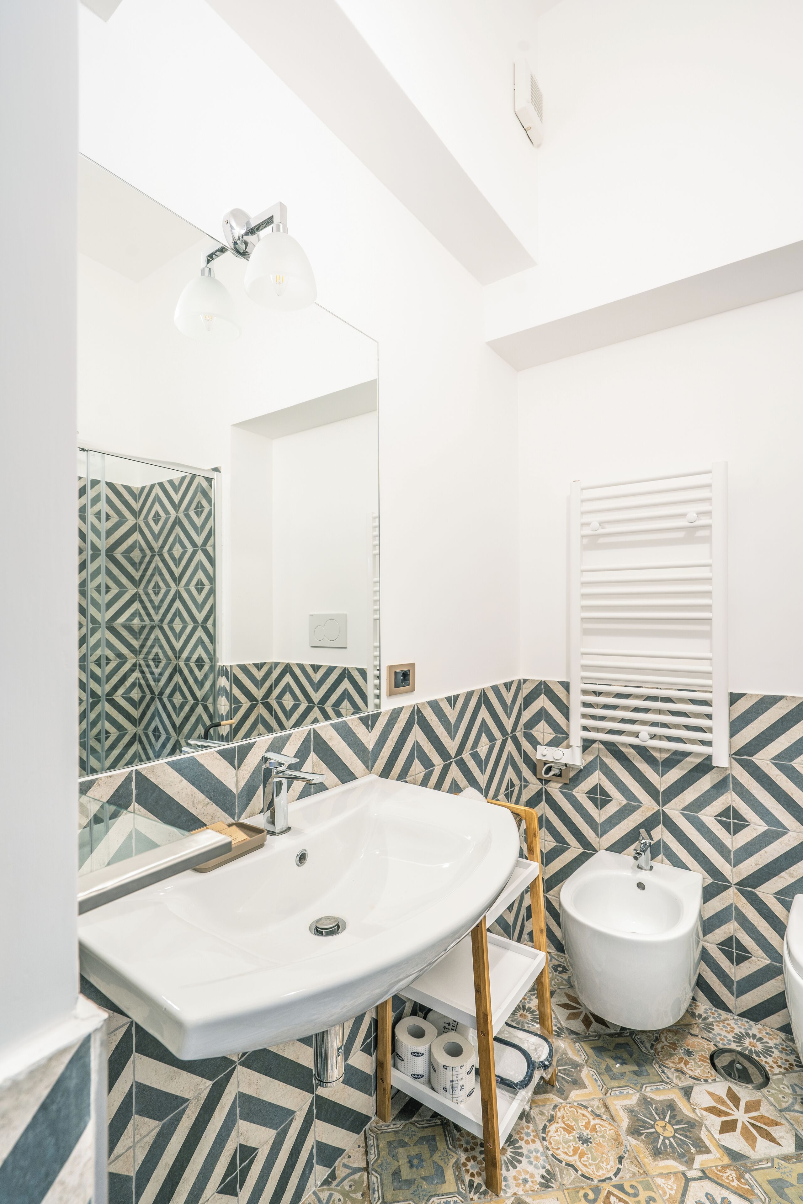 Dusche, Haartrockner, Bidet, Handtücher