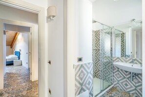 シャワー、ヘアドライヤー、ビデ、タオル