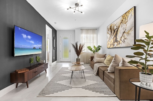 Luxe Naples Bungalow w/ pool - 3BR King Bed