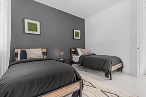 3 habitaciones, tabla de planchar con plancha, wifi y ropa de cama