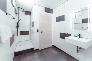 Apartment, Private Bathroom | Bathroom - Restaurant und Pension Alberthafen (Dresden)