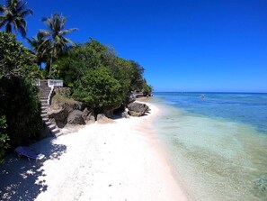 On the beach, white sand, beach towels - Casa Amihan (Anda)