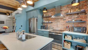 Fridge, microwave, stovetop, dishwasher