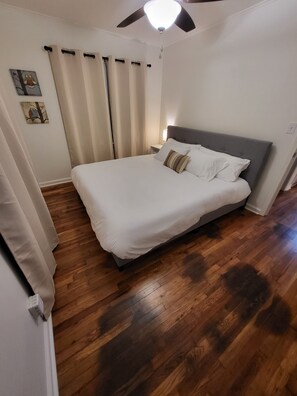 3 chambres, bureau, fer et planche à repasser, lit parapluie