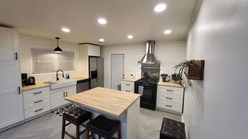 Køleskab, mikrobølgeovn, ovn, kogeplade