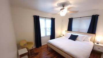 3 dormitorios, escritorio, tabla de planchar con plancha y cuna de viaje