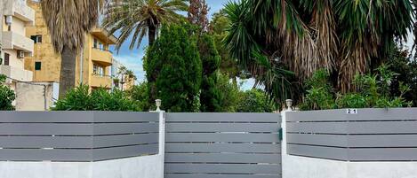 المنطقة المحيطة بالمنشأة