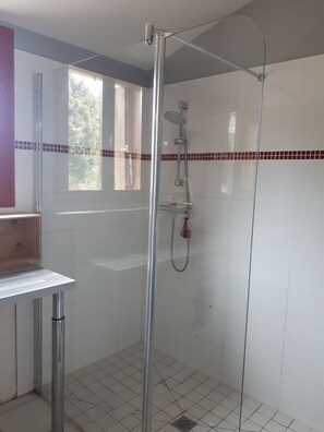 Shower, eco-friendly toiletries, hair dryer, towels - Chambres et table d'hôtes, "Charme et Bien-être" -LOGÉVEIL- Near forest and golf course (Baugé en Anjou)