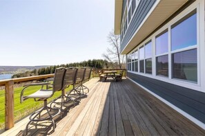 Outdoor dining - Lakeview Crossing Vacation Rental (Hammondsport)