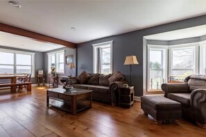 Smart TV, DVD player, books, video library - Lakeview Crossing Vacation Rental (Hammondsport)