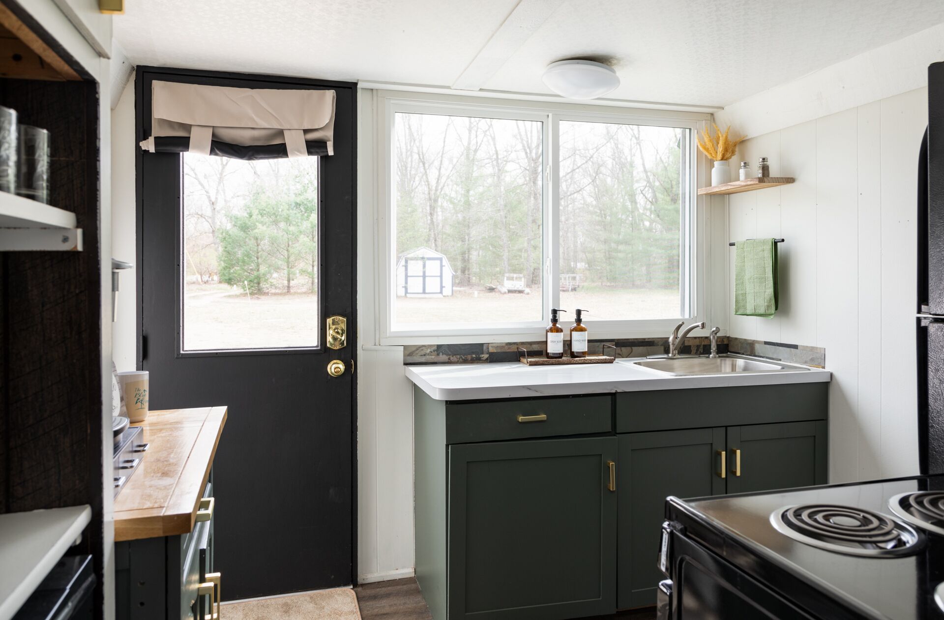 Lakefront Tiny-Home w/ HotTub, Sauna, Pontoon, & Kayaks