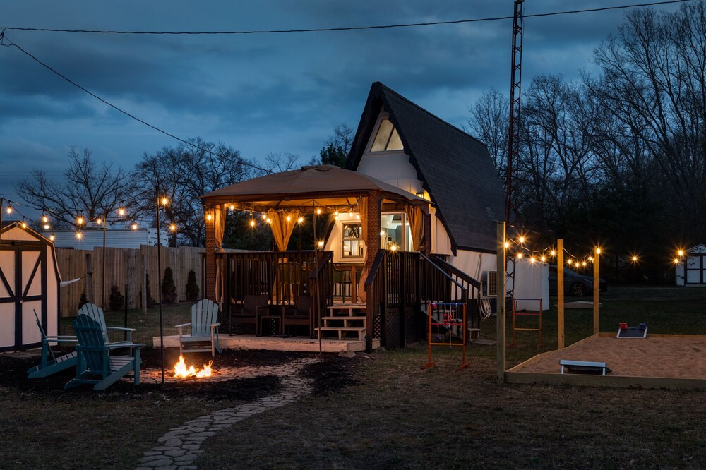 Lakefront Tiny-Home w/ HotTub, Sauna, Pontoon, & Kayaks