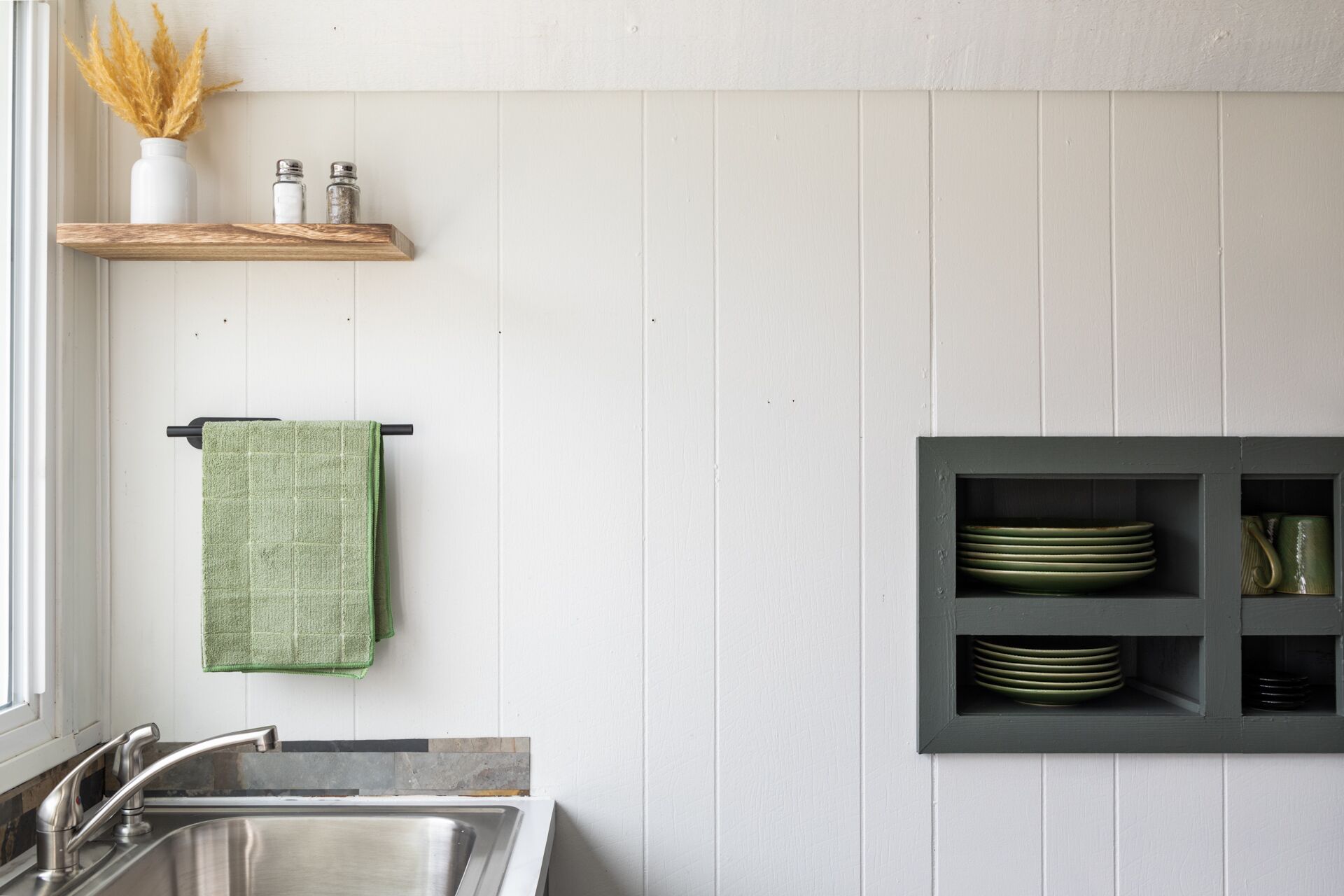 Lakefront Tiny-Home w/ HotTub, Sauna, Pontoon, & Kayaks