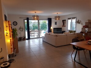 Fernseher, DVD-Player, Stereoanlage