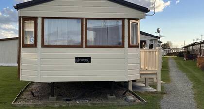 Stunning 4-bed Caravan in Mablethorpe Sleeps 10