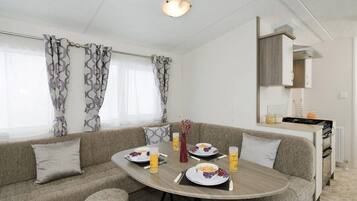 Apartment, Multiple Beds | Dining