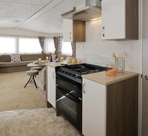 Appartement, plusieurs lits | Cuisine privée | Réfrigérateur, micro-ondes, four, plaque de cuisson