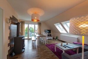 Smart TV, chimenea, videojuegos y reproductor de DVD 