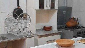 Family Apartment | Private kitchen - THE LITTLE HOUSE APARTHOTEL (Uyuni)