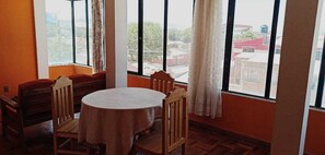 Living area - THE LITTLE HOUSE APARTHOTEL (Uyuni)
