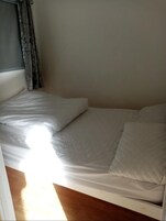 2 habitaciones y tabla de planchar con plancha