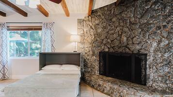 2 sovrum, skrivbord, strykjärn/strykbräda och resesäng