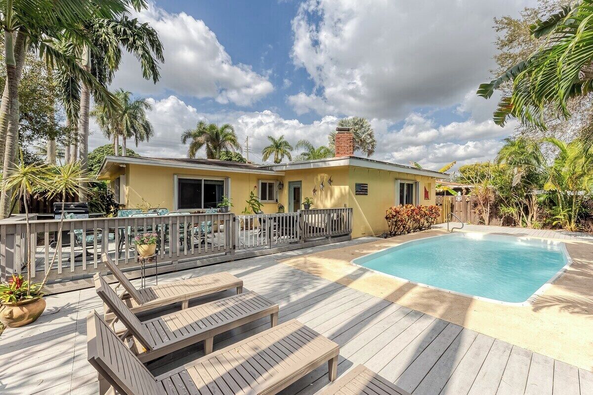 Tropical & secluded heated pool home in Ft Lauderdale FL