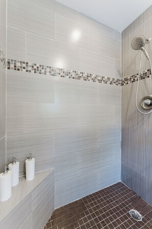 Badewanne, Haartrockner, Handtücher, Seife