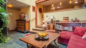 Fernseher, Kamin, DVD-Player, Bücher