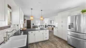 Nhà dành cho gia đình, nhiều phòng ngủ, hồ bơi riêng | Bếp riêng | Dụng cụ pha cà phê/trà, ấm điện, bàn ăn