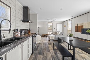 Nhà dành cho gia đình, nhiều phòng ngủ, hồ bơi riêng | Bếp riêng | Dụng cụ pha cà phê/trà, ấm điện, bàn ăn 