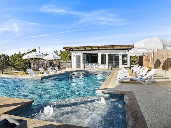 Una piscina al aire libre