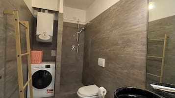 Ducha, secador de pelo, bidé y toallas