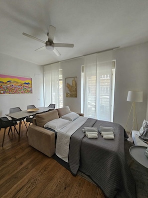 2 soverom, skrivebord, reiseseng for barn og wi-fi