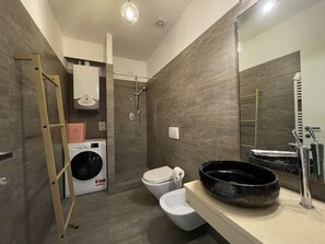 Douche, sèche-cheveux, bidet, serviettes fournies