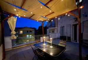 Outdoor dining - Lumina Hidden Terrace - Charming Family Apartment in the Heart of Perugia (Perugia)