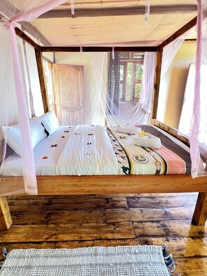 3 bedrooms, desk, free WiFi, bed sheets - one of african kind (fort portal)