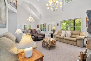 Smart TV, caminetto, videogiochi, libri