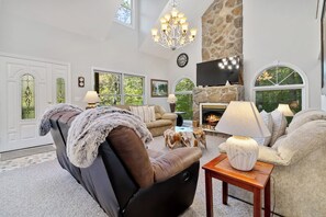 Smart TV, caminetto, videogiochi, libri