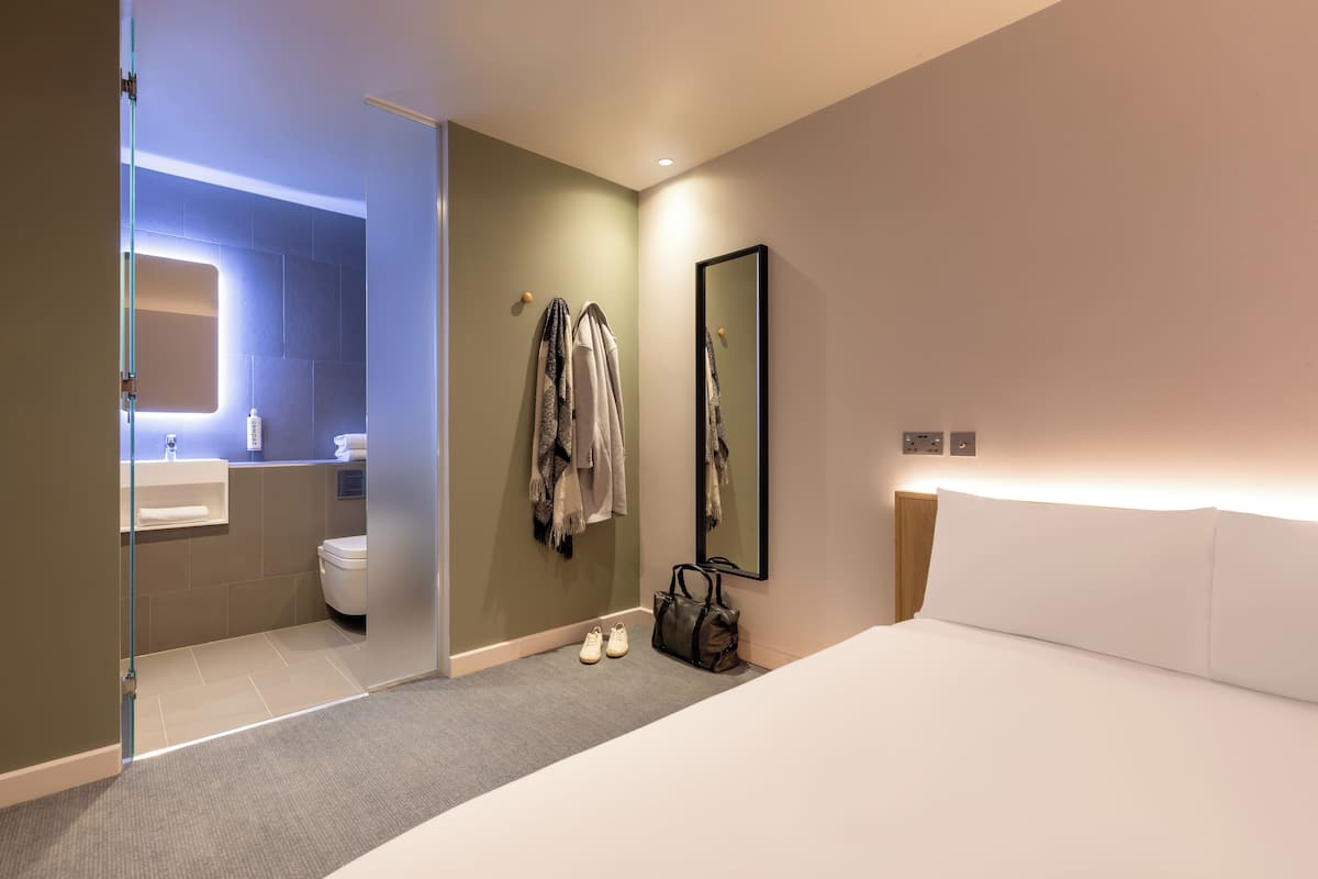 Egyptian cotton sheets, premium bedding, soundproofing