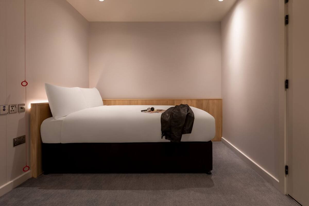 Egyptian cotton sheets, premium bedding, soundproofing