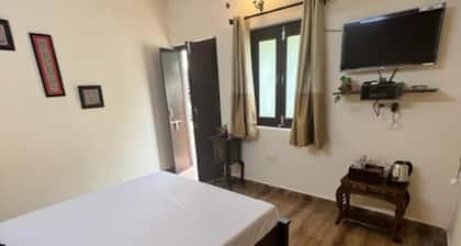 Colonel Dugal's - Near Taj, Fort & Shopping