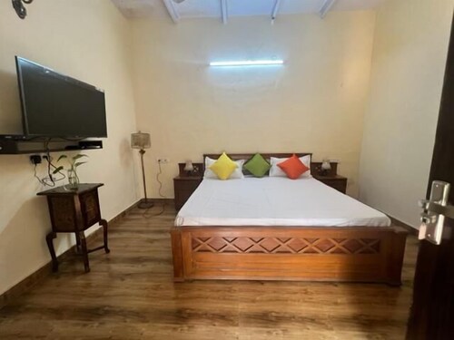 Colonel Dugal's - Near Taj, Fort & Shopping